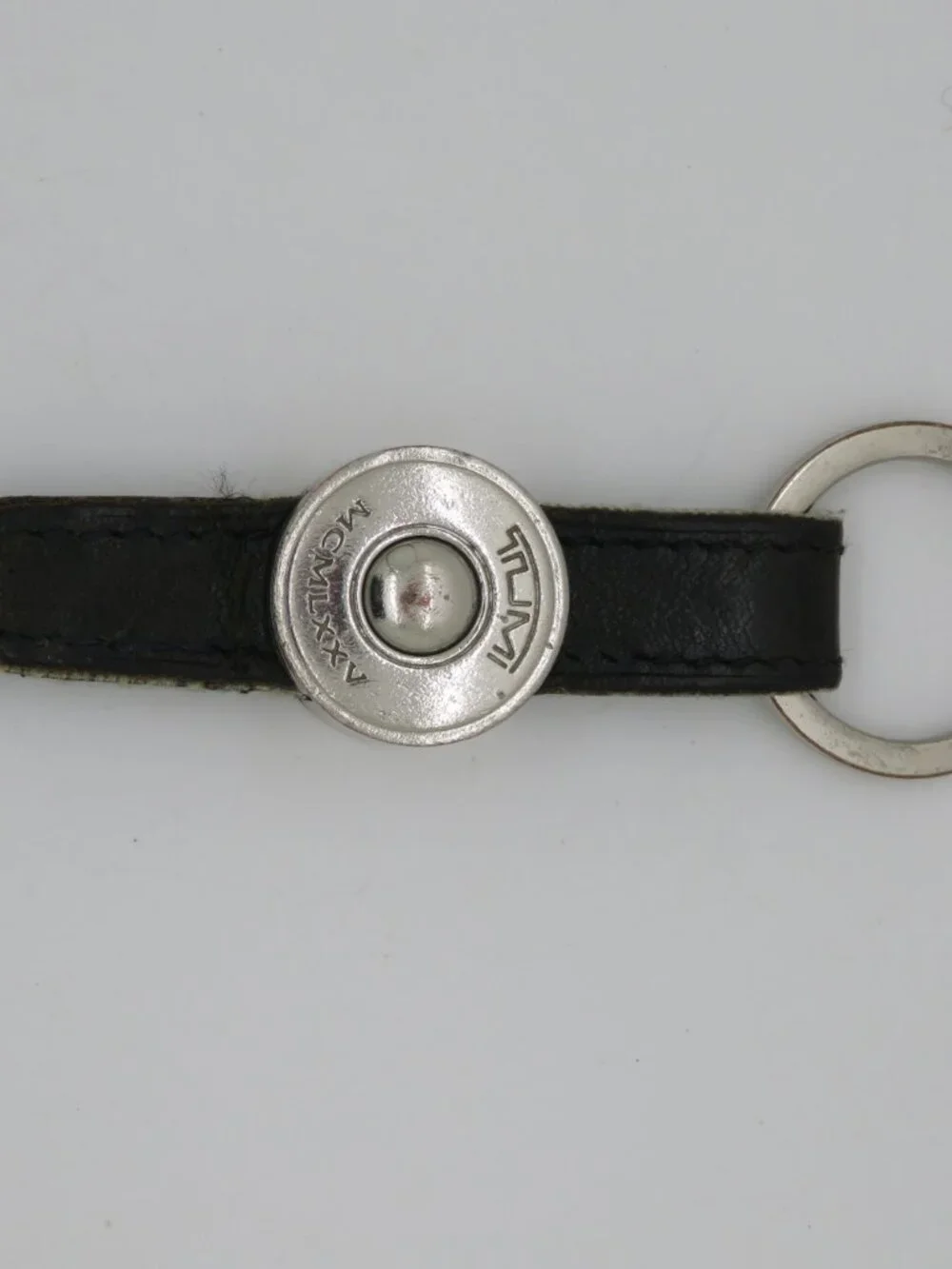 Tumi MCMLXXV Logo Black Leather Strap Silver‑Tone Metal Key Fob Key Ring